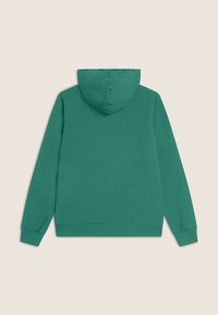 Felpa verde con cappuccio, dalla texture liscia, con tasca a marsupio, polsini e orlo a costine. Presenta cuciture decorative all'apertura del cappuccio.