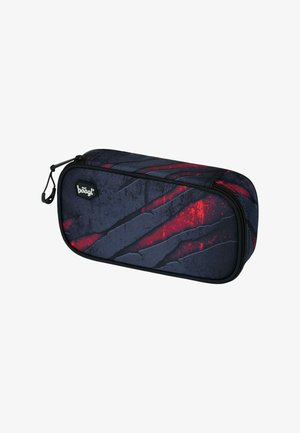 Pencil case vyrobený z odolného materiálu, s modro-černým designem a červenými akcenty a texturovanými pruhy. Zipové uzavření nahoře.