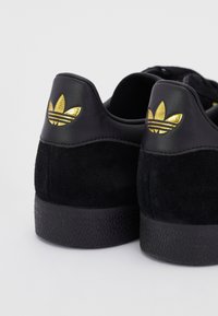 adidas Originals GAZELLE JUDE BELLINGHAM - Training shoe - black/gold-coloured