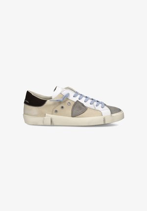 Sneaker casual basso in tela beige, con dettagli in pelle bianca e grigia, lacci azzurri, toppa nera sul tallone e suola in gomma bianca consumata.