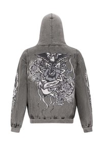 Giacca grigia con cappuccio, decorata con disegni in stile tatuaggio in bianco e nero, che includono una rosa, un'aquila, un'ancora e due draghi sulla schiena e sulle maniche.