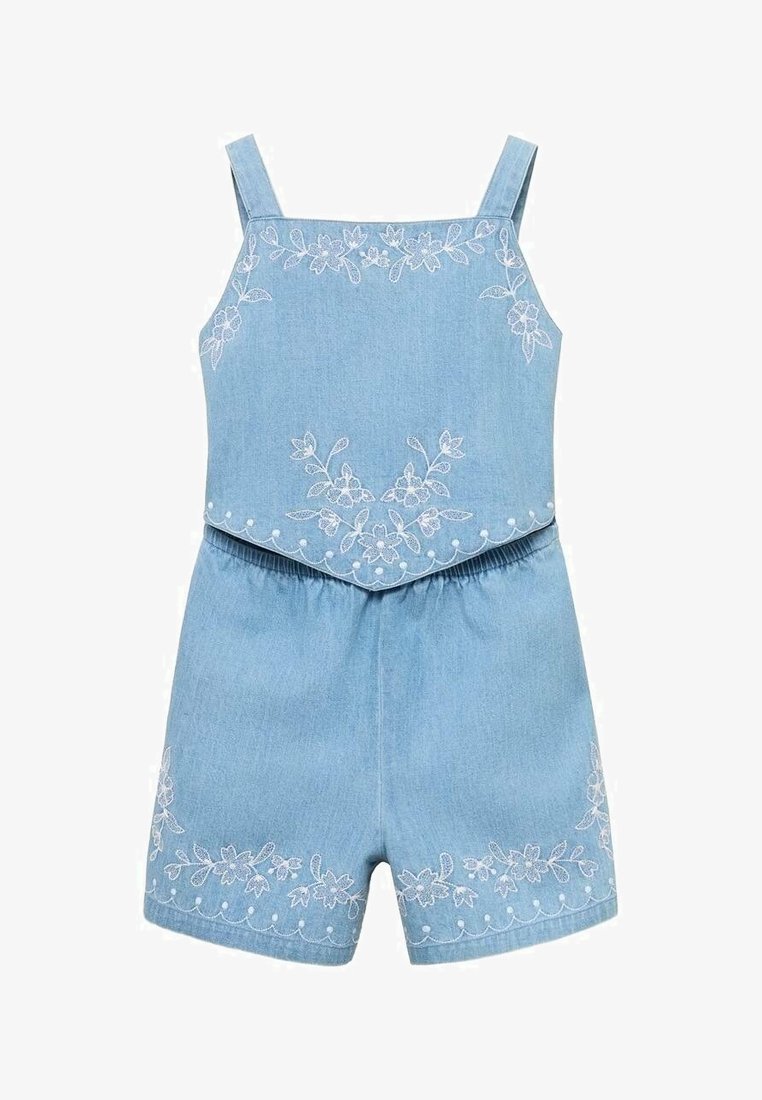 Denim kombinezon v modri barvi z belimi cvetličnimi vezeninami, nastavljivimi naramnicami in elastičnim pasom. Ima valovite robove in okrasne detajle.