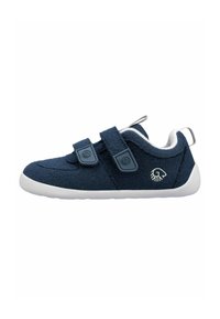 Marineblaue Filzschuhe mit zwei verstellbaren Riemen, weißer Gummisohle und leichtem Design. Mit einem Logoemblem an der Seite.