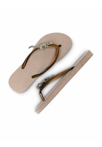 Tongs marron avec une semelle beige texturée. Accent décoratif en lézard argenté sur les brides, avec une finition lisse et brillante.