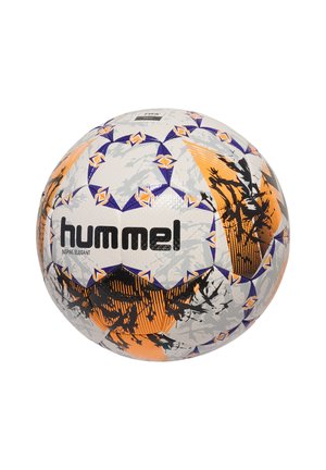 Piłka nożna Hummel, biała z pomarańczowymi i czarnymi abstrakcyjnymi wzorami, teksturowana powierzchnia, z wzorem paneli w kształcie heksagonów i trójkątów.
