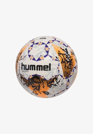 Hummel voetbal, wit met oranje en zwarte abstracte patronen, textuur oppervlak, met een ontwerp van hexagonale en driehoekige panelen.