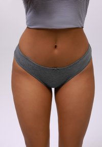 Sivi pamučni bikini s glatkom teksturom, koji ima široku traku u struku i malu ukrasnu mašnu u sredini.