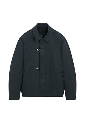 Sort herrejakke med spids krave, to metal lynlåse og forlommer, vist på en hvid baggrund.