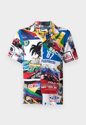 T-skjorte med kort erm laget av bomull, med et fargerikt racingtrykk som viser forskjellige bilgrafikker, design og logoer i rød, blå, grønn og gul.