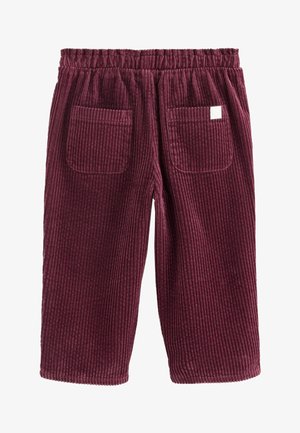 Pantalones de pana burdeos con textura acanalada, que cuentan con una cinturilla elástica y dos bolsillos de parche en la parte trasera.