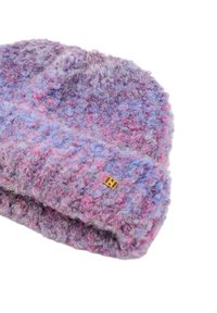 Neulepipo vaihtelevissa violetin ja vaaleanpunaisen sävyissä, jossa on teksturoitu villakuvio ja pieni kultainen logo-tagi. Pehmeä ja lämmin ulkonäkö.