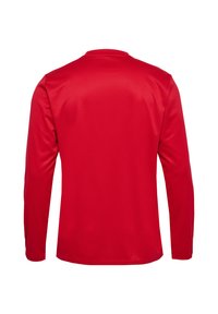Camicia rossa a maniche lunghe realizzata in tessuto leggero e liscio, con scollatura rotonda e orlo dritto, priva di ulteriori motivi o dettagli.