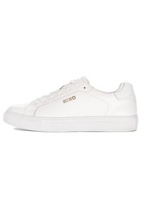 Białe skórzane sneakersy z płaskimi sznurowadłami, zaokrąglonym noskiem i teksturowaną gumową podeszwą. Posiadają złote logo i minimalistyczny design.
