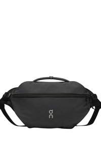 Kompakti musta vyölaukku, jossa on vetoketjullinen etutasku, säädettävä hihna ja narukahva, jossa on merkintä "Swiss Seil."