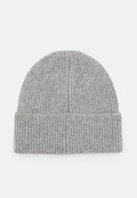 Grå stickad mössa med ribbad textur och uppvikt kant. Tillverkad av mjukt material, har den en rundad topp.