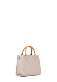 Beige leren handtas met bamboehandgrepen, rechthoekige vorm, twee bovenhandgrepen en metalen accenten aan de zijkanten. Soepele textuur.