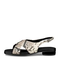 Slingback-Sandale aus strukturiertem Creme- und schwarzem Kunstschlangenhautleder, mit einem Kreuzriemen-Design und einem niedrigen, abgerundeten Absatz.