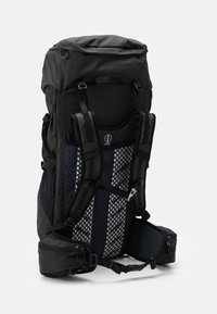 Černý turistický batoh s texturovaným síťovaným zádovým panelem, nastavitelnými popruhy, rolovacím uzávěrem a boční kapsou na zip pro uskladnění.