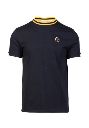 Marineblauwe katoenen T-shirt met gele geribbelde kraag, korte mouwen en een klein logo op de borst. Gladde textuur, casual ontwerp.