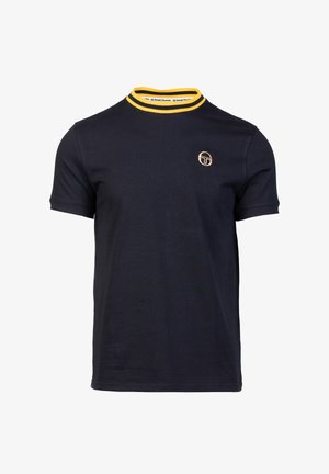 Marineblauwe katoenen T-shirt met gele geribbelde kraag, korte mouwen en een klein logo op de borst. Gladde textuur, casual ontwerp.