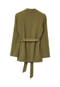 Giacca di lino verde oliva a maniche lunghe con una cintura in tessuto legata sul retro, mostrata su uno sfondo bianco.