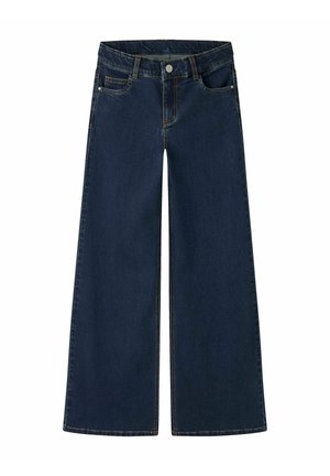 Jean en denim bleu foncé à jambes larges, bouton devant, passants de ceinture et design à cinq poches sur fond blanc.