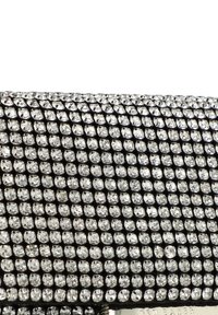 Borsa a mano nera adornata con numerosi piccoli strass luccicanti, caratterizzata da una texture liscia e una forma rettangolare strutturata.