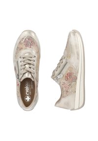 Metaliczne srebrne sneakersy z teksturowanym, wzorzystym panelem bocznym z kolorowymi łuskami, okrągłym logo i dyskretnym zapięciem na zamek. Gumowa podeszwa.