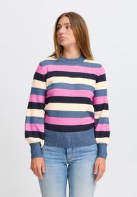 Pull rayé avec des couleurs rose, bleu, crème et marine. Matière douce avec des poignets et un ourlet côtelés, design à col rond.
