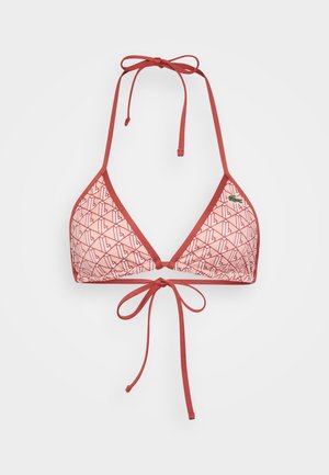 Raudona bikinio viršutinė dalis su trikampiais puodeliais, raštuotas audinys su geometriniais dizainais, reguliuojami užsegimai kaklo ir nugaros srityse, bei logotipo detalė.