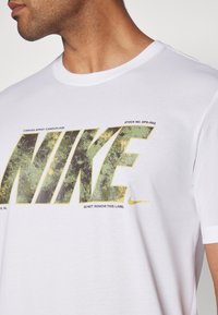Nike Performance TEE CAMO - Camiseta deportiva - white