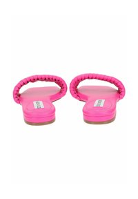 Chanclas rosas con tiras trenzadas, suelas planas y plantillas acolchadas. Textura suave y diseño minimalista. Sin herrajes visibles.