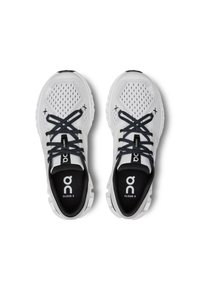 Baskets de sport blanches avec une tige en maille respirante, lacets noirs, détail de logo et semelle texturée. Présente un bout arrondi et une semelle intérieure rembourrée.