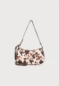 Τσάντα χειρός με σχέδιο λεοπάρ, με λεία υφή, κυρτό σχήμα και καφέ λουρί. Διαθέτει χρυσά μεταλλικά στοιχεία και απαλό μπεζ φόντο.