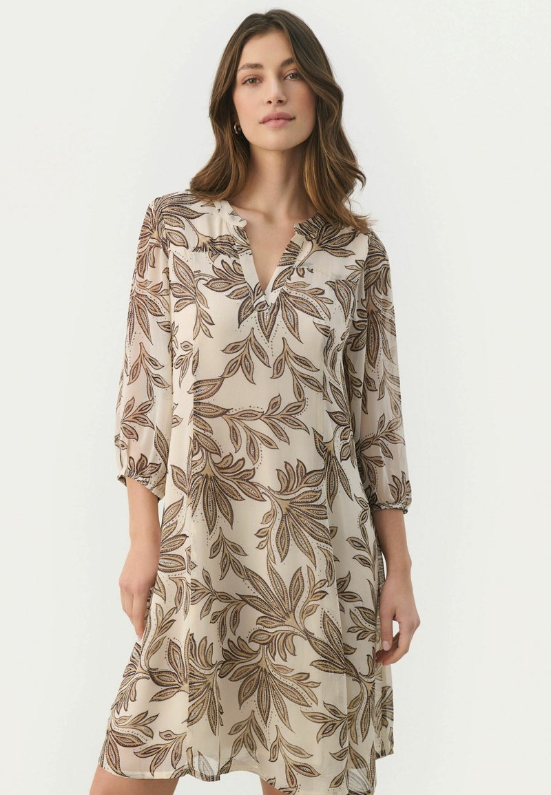 Langärmliges, beiges Kleid mit floralem Druck in Braun und Bronze, V-Ausschnitt und gerafften Details an den Schultern. Leichter Stoff.