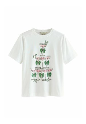 Weißes Baumwoll-T-Shirt mit einem bunten Grafikdesign von gestapelten Sektgläsern in Pink- und Grüntönen, vor einem schlichten Hintergrund.