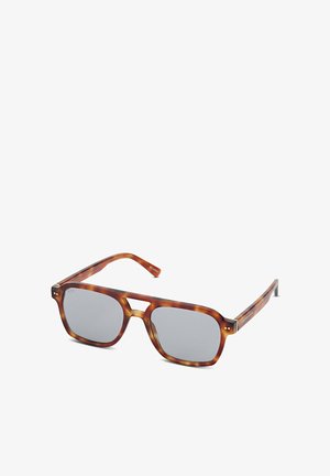 Plastic zonnebril met een schildpadpatroon, rechthoekige grijze lenzen en slanke poten. Heeft een minimalistisch ontwerp met een bruguitsparing.