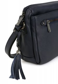 Borsa a tracolla in pelle blu navy con una trama liscia, dotata di chiusura con zip, tasca laterale e un accento decorativo a frangia. Finiture in tonalità argento.