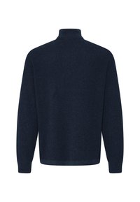 Pull tricoté bleu marine foncé à manches longues et col haut, vu de dos sur fond blanc.