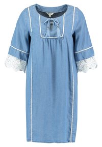 Světle modré džínsové šaty se čtvercovým výstřihem, stahovací šňůrkou a krajkovými rozšířenými rukávy. Obsahují bílou lemy podél švů.