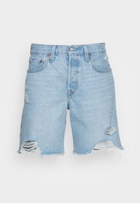 Světle modré džíny šortky s opotřebením, třepenými lemy, předními kapsami a měděnými prvky. Obdélníkový tvar, casual design.