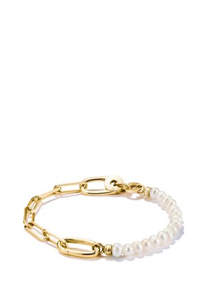 Armband mit abwechselnden goldenen Kettengliedern und einer Reihe weißer Perlen mit einem Goldverschluss.