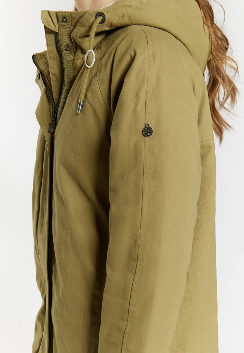 Olivgrüner Parka mit Kapuze, ausgestattet mit einem Reißverschluss, Kordelzug und einem Logo-Patch am Ärmel. Strukturierter, wasserabweisender Stoff.