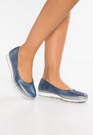 Blaue metallische Slipper mit strukturiertem Finish und einem silbernen Akzent um die Sohle. Mit einer flexiblen weißen Außensohle für zusätzlichen Komfort.