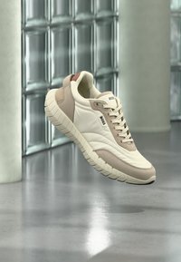 Sélectionné, open beige