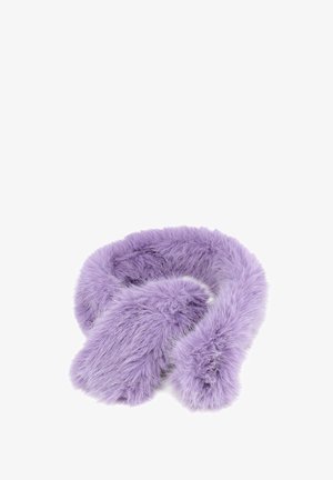 Sciarpa in pelliccia sintetica lavanda, morbida e soffice, ripiegata su uno sfondo bianco, che mette in evidenza la texture e la morbidezza.