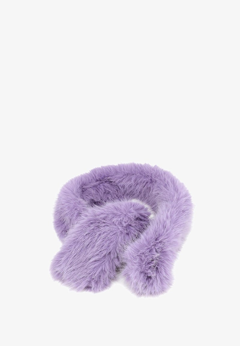 Sciarpa in pelliccia sintetica lavanda, morbida e soffice, ripiegata su uno sfondo bianco, che mette in evidenza la texture e la morbidezza.