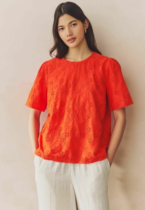 REGULAR FIT-TEXTURED FLORAL CORNELLI EMBROIDERED SHORT SLEEVE - Blouse - red