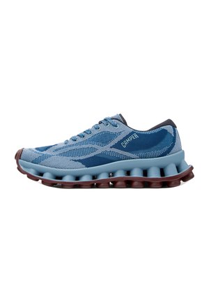Blauwe en lichtblauwe gebreide sneaker met unieke segmenten zool en "Camper" logo aan de zijkant, getoond in het rechterprofiel tegen een witte achtergrond.