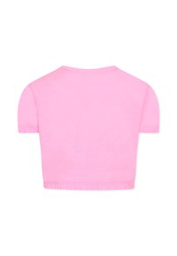 T-shirt court rose en tissu doux, avec des manches courtes et un ourlet froncé. Texture lisse avec une couleur unie.